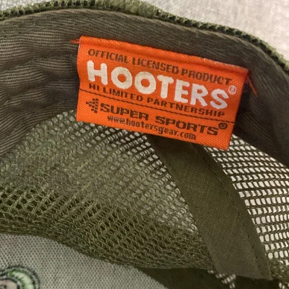 Hooters Camouflage Trucker Hat! - Picture 3 of 3